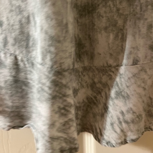 On or off shoulder flowy sage and white top with flattering back cut out - Picture 5 of 8